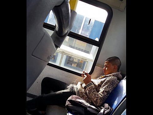 Novinho de pau duro no ônibus