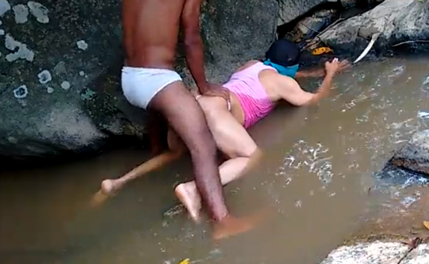Gayzinho dando o cu no rio
